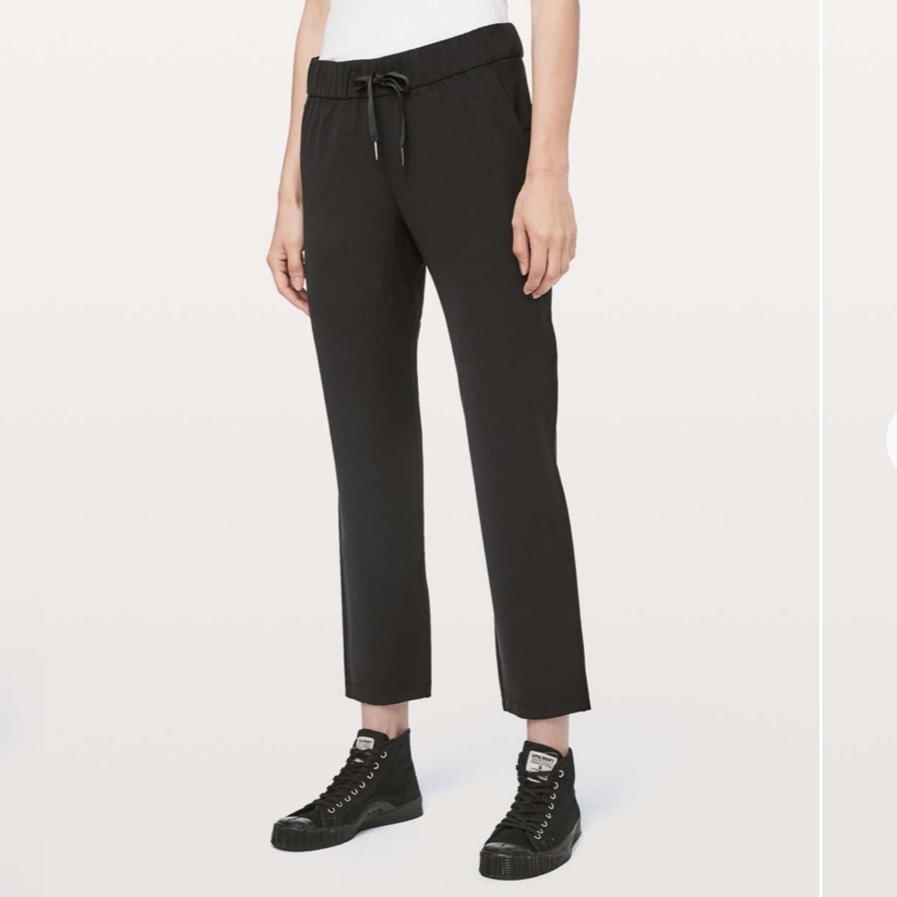 Lululemon On The Fly Pant *Woven 27"
Black size 2